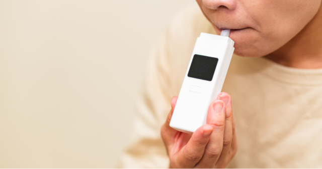 直行直帰のアルコールチェックはどうする？出張や確認者がいない場合、タイミングについて解説