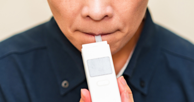 マイカー通勤にアルコールチェックは必要?義務の範囲と直行直帰時の対応を解説